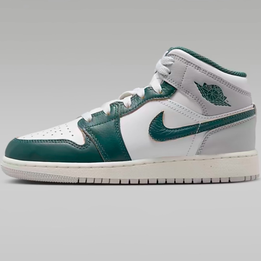Air Jordan 1 Mid - Boys size 3.5Y
